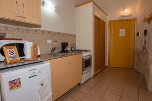 Microondas, horno, cafetera/tetera, tostadora