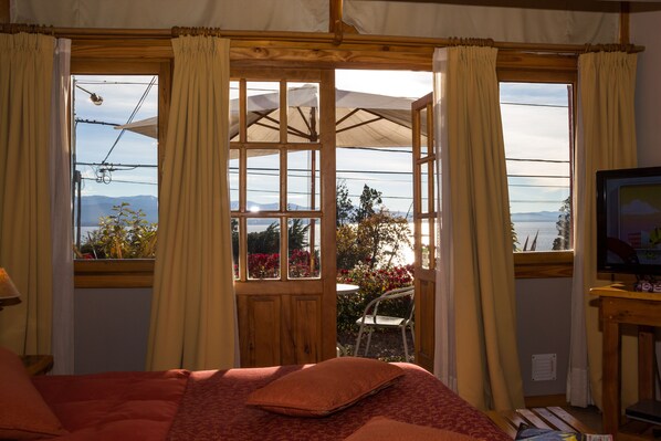 1 غرفة نوم وخزنة داخل الغرفة وواي فاي وملاءات أسرّة