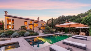 A modern house with a swimming pool, outdoor seating, and a well-maintained garden. - Contemporary Villa in the Napa Valley (Napa)