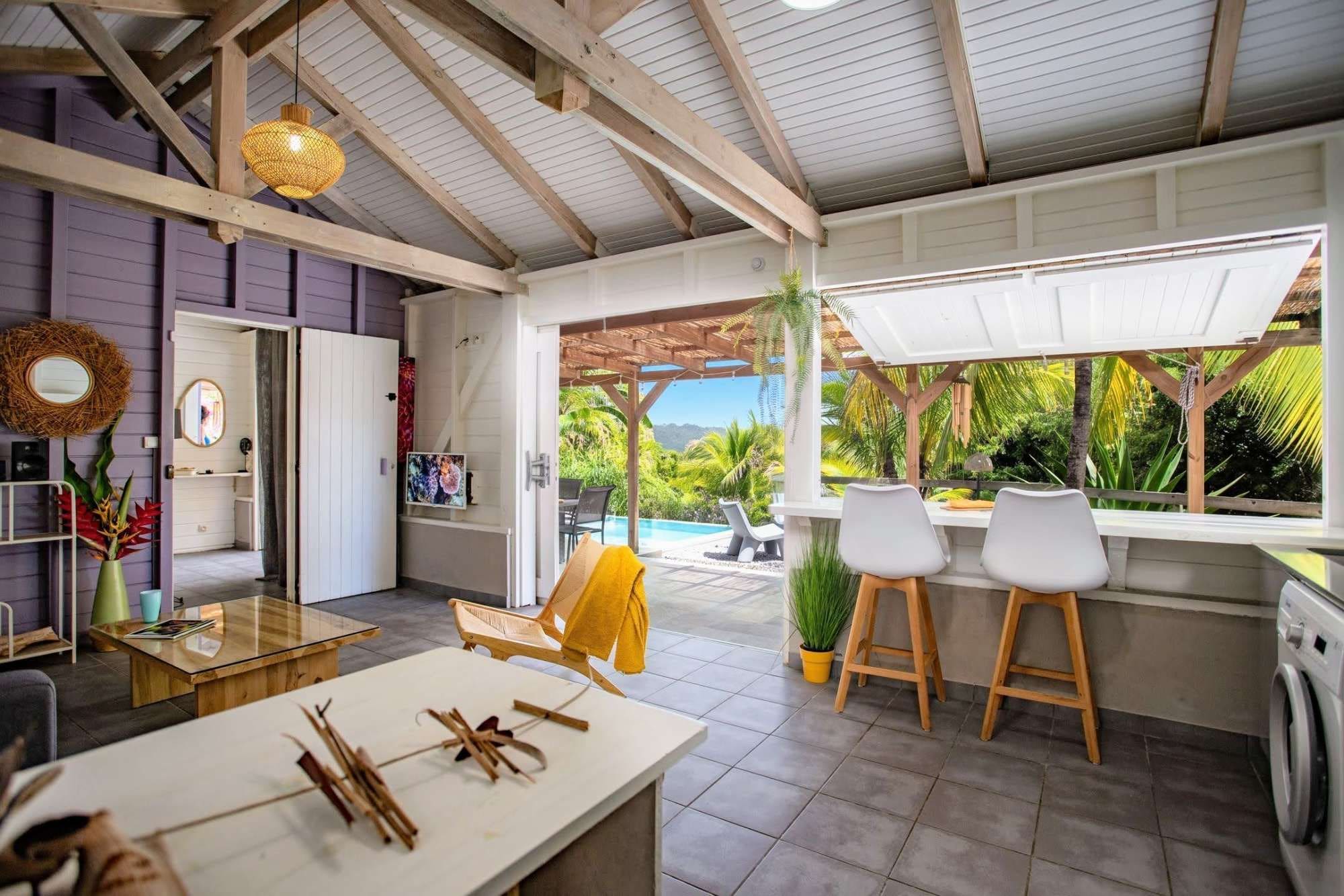 Cocina moderna con vistas a una piscina y jardín.
