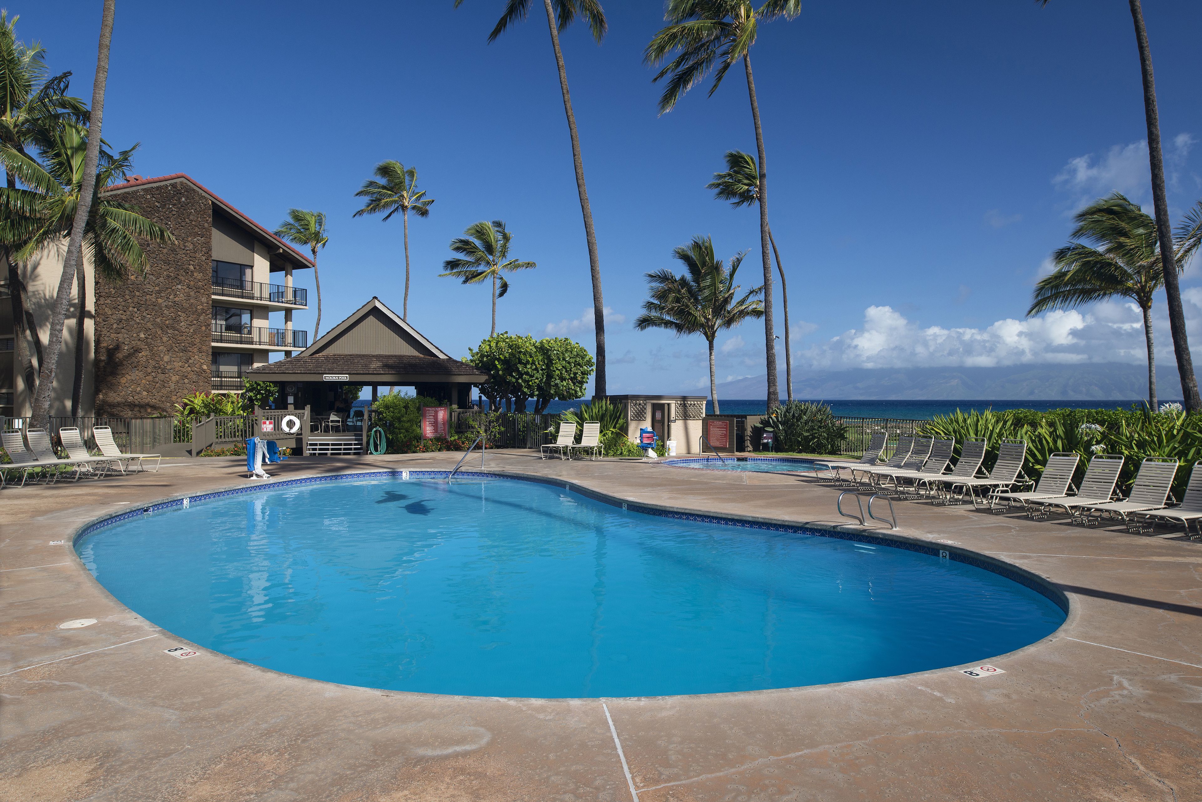 2 つの屋外プール