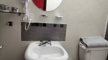 Secador de pelo, toallas, shampoo, papel higiénico