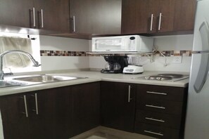 Kjøleskap, mikrobølgeovn, ovn og kokeplater