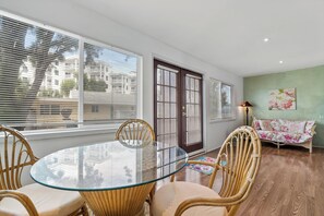 Dining - Treasure Island Beach Time Sleeps 22 (Treasure Island)