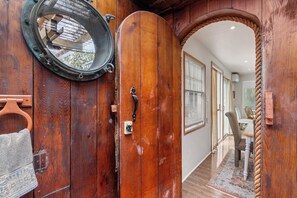 Interior - Pine Cottage Treasure Island Beach Sleeps 6 (Treasure Island)