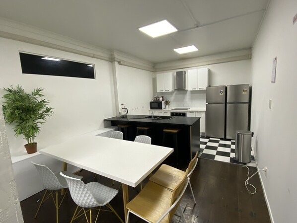 Refrigerador con freezer, microondas, horno, placa de cocina