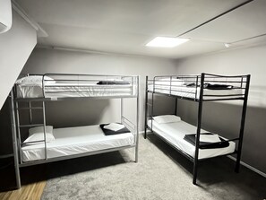 Bed in a 4 Bed Mixed Dormitory | Bügeleisen/Bügelbrett, kostenloses WLAN, Bettwäsche
