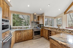 Fridge, oven, stovetop, coffee/tea maker