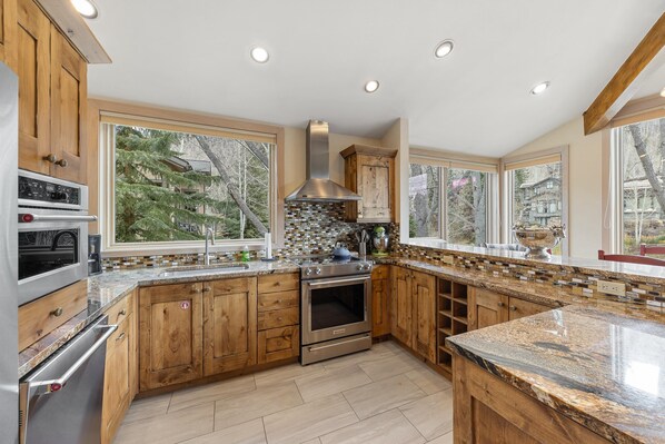 Fridge, oven, stovetop, coffee/tea maker