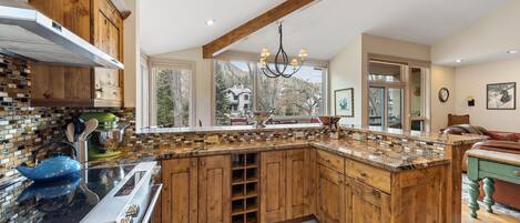 Frigorífic, forn, placa de cuina i cafetera i tetera