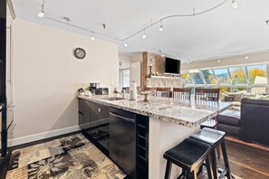 Refrigerador, horno, parrilla de estufa y cafetera y tetera 