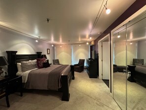 3 عدّة غرف نوم وخدمة الإنترنت وملاءات أسرّة