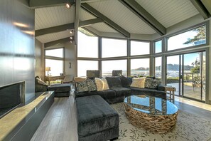 Smart-tv, eldstad, dvd-spelare och ett filmbibliotek