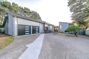 Exterior - Oceanfront Luxury & Views, Private Beach Access, Fire Pit, 4BR/3BA, Sleeps 10 (Newport)