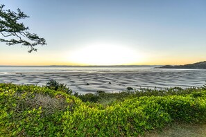 On the beach, sun-loungers, beach towels - Oceanfront Luxury & Views, Private Beach Access, Fire Pit, 4BR/3BA, Sleeps 10 (Newport)