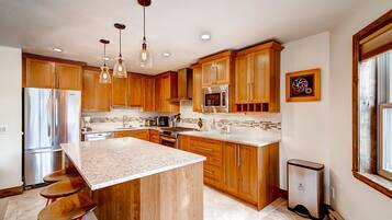 Condo Premium | Bếp riêng | Tủ lạnh, lò vi sóng, lò nướng, bếp nấu