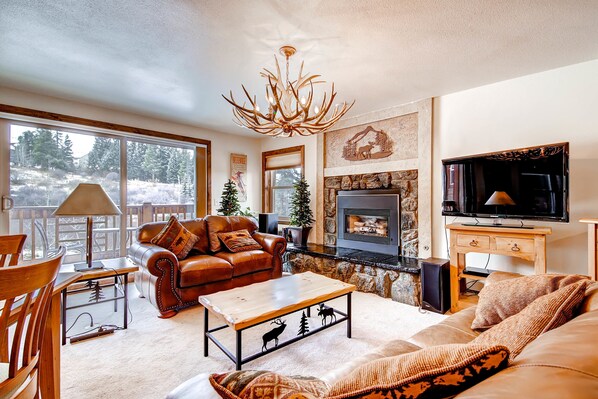 Kondominium Premium | Area keluarga | TV layar datar dan pemutar DVD