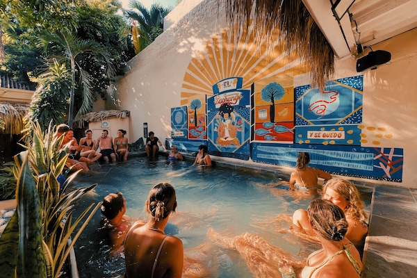 Una piscina al aire libre