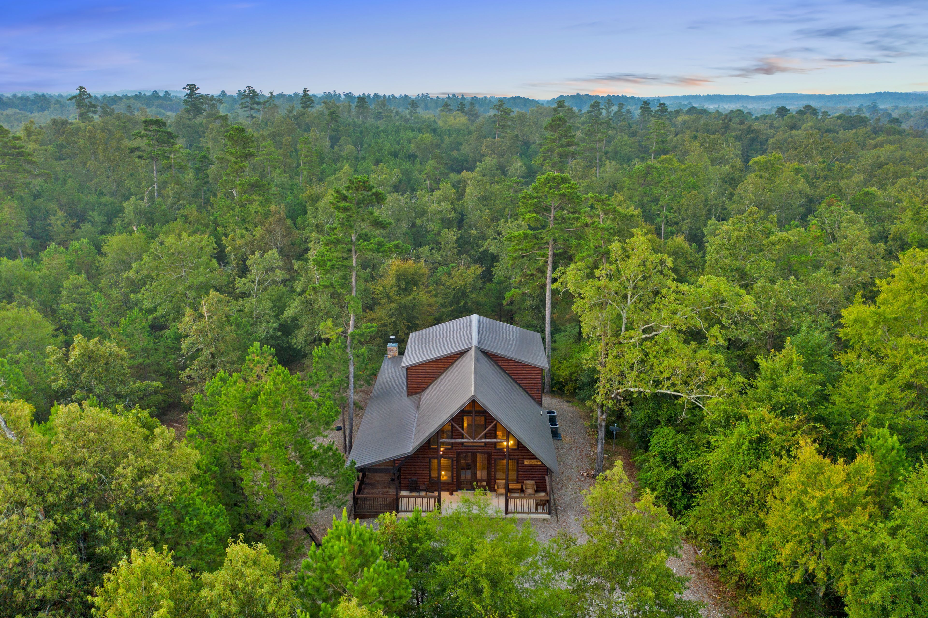 Tree House Chalet: Sleeps 6 + Loft Game Room