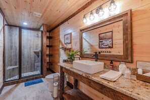 Hair dryer - Bear Bottom Lodge: Sleeps 14, Movie Theatre + Loft Game Room (Broken Bow)