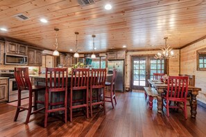 Dining - Bear Bottom Lodge: Sleeps 14, Movie Theatre + Loft Game Room (Broken Bow)