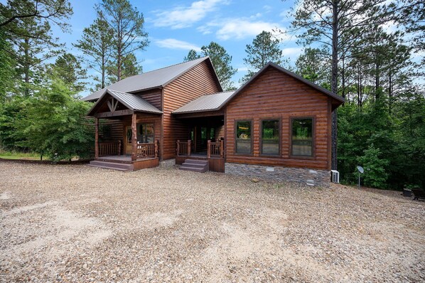 Exterior - Deer To My Heart: Sleeps 6 + Game Room (Broken Bow)
