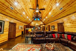 Flatskjerm-TV, peis og stereoanlegg