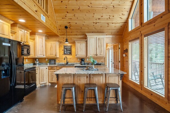 Kylskåp, mikrovågsugn, ugn och spishäll