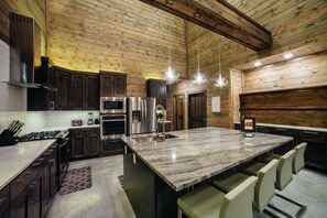 冷蔵庫、電子レンジ、オーブン、コンロ