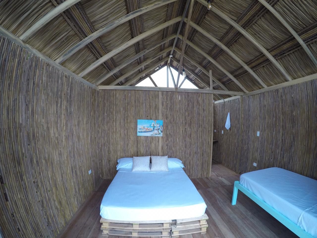 Comfort driepersoonskamer | Een strijkplank/strijkijzer, beddengoed