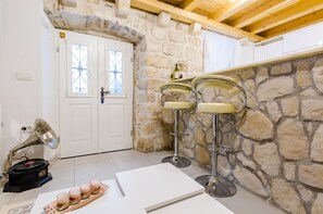 Kjøleskap, ovn, kokeplater og oppvaskmaskin