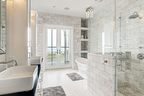 Badewanne, Haartrockner, Handtücher, Seife