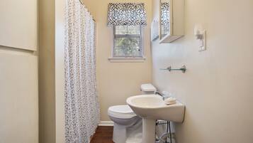 Combinazione doccia/vasca, asciugamani, carta igienica