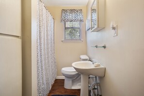 Suihkun ja ammeen yhdistelmä, pyyhkeet, vessapaperi