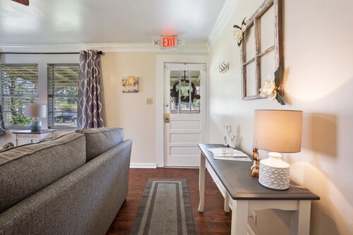 Suite Magnolia in Ocean Springs Downtown Area. Close go all the action.