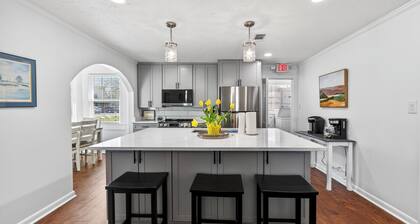 Suite Magnolia in Ocean Springs Downtown Area. Close to all the action.