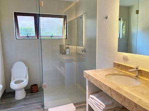 Dusche, Handtücher, Seife, Toilettenpapier