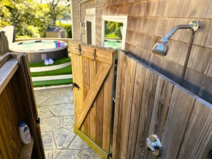 Outdoor spa tub