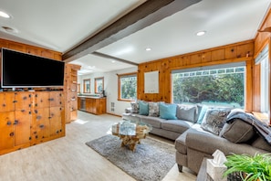 TV, DVD player, books, video library - Dog-friendly house near the beach with ocean view and private gas grill (Florence)