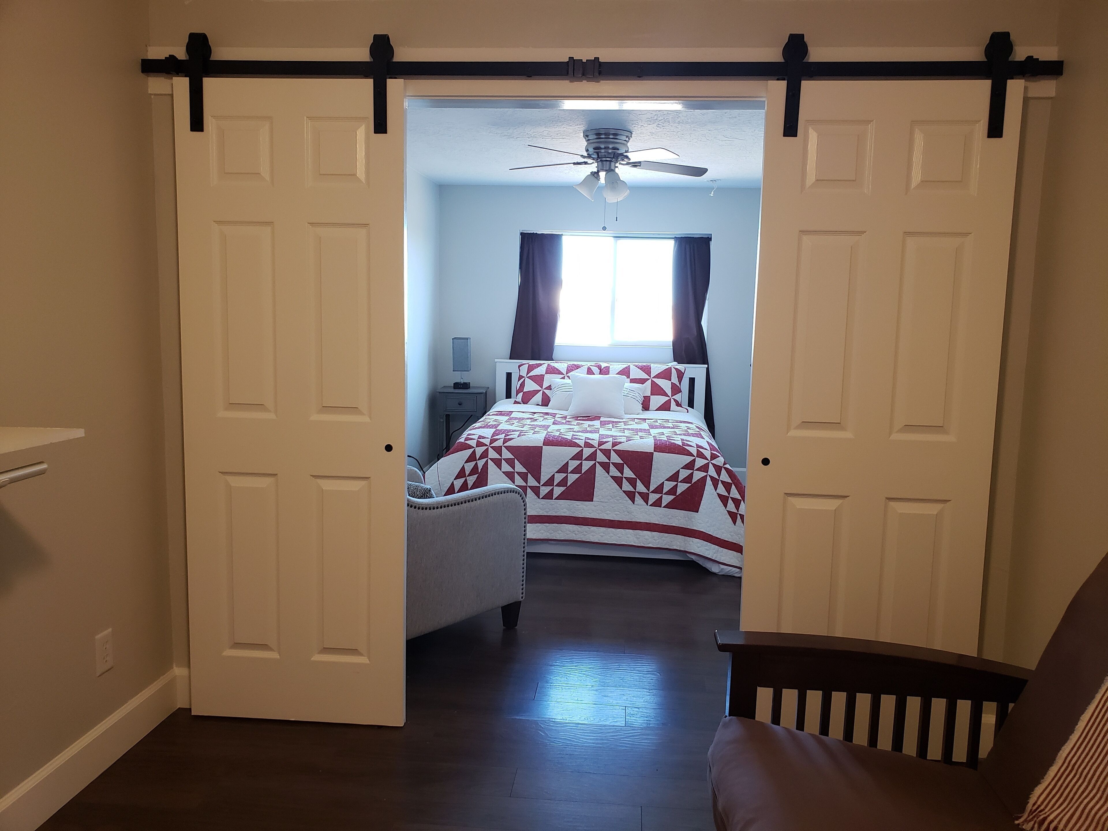 Muebles diferentes, wifi gratis y ropa de cama 