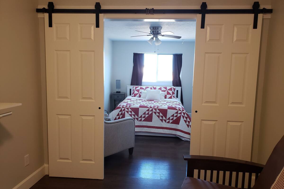 Muebles diferentes, wifi gratis y ropa de cama