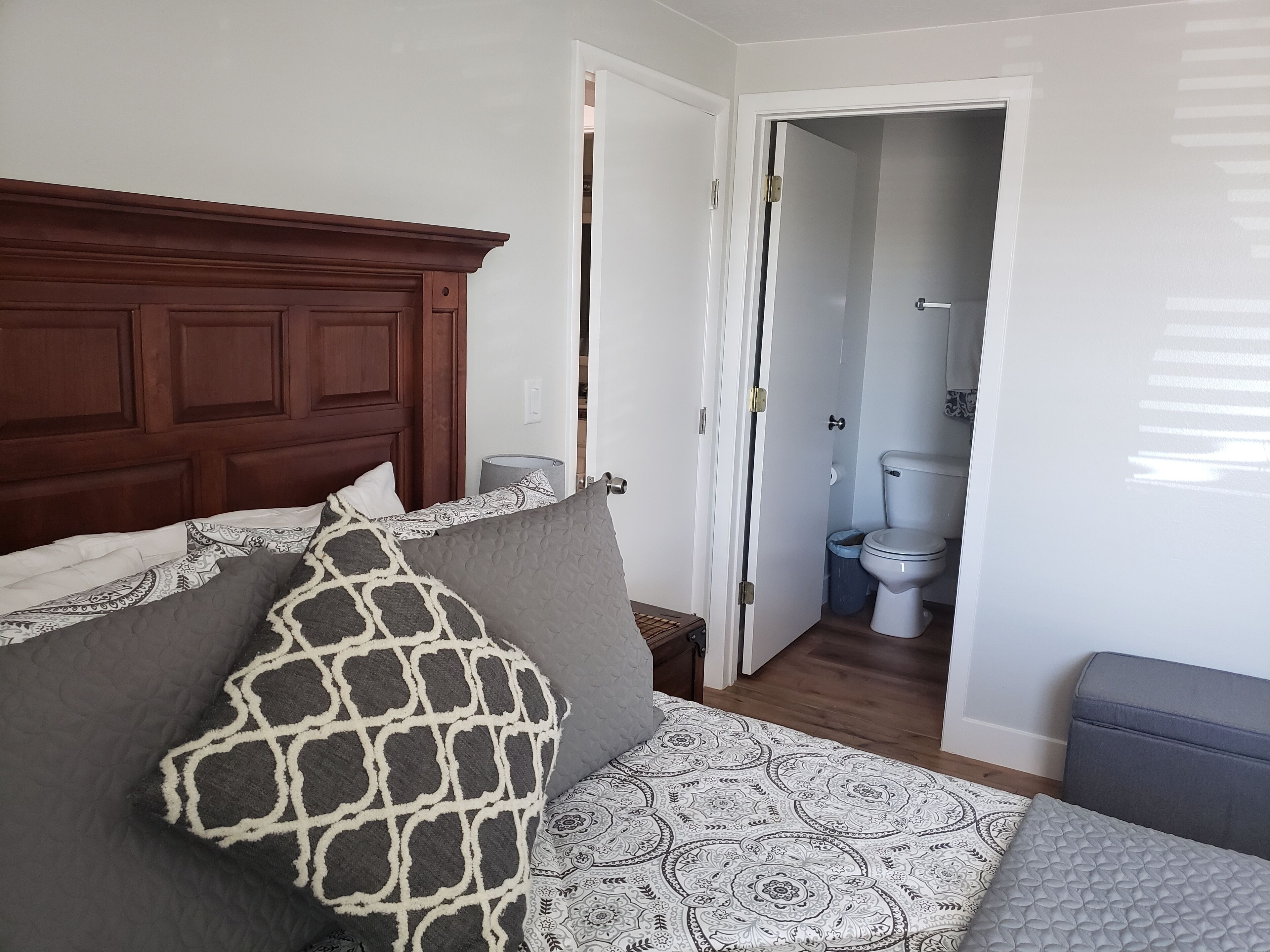 Muebles diferentes, wifi gratis y ropa de cama 