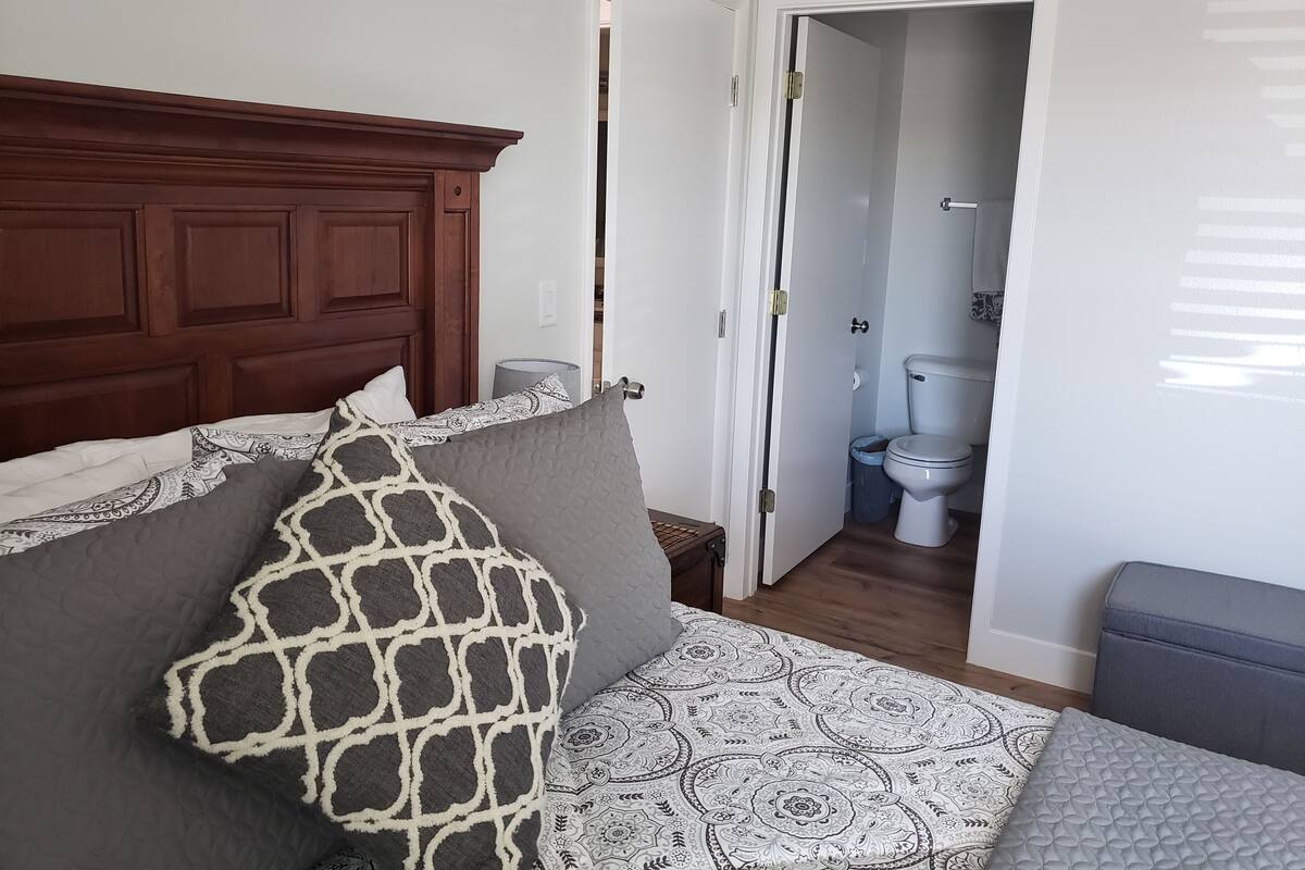 Muebles diferentes, wifi gratis y ropa de cama