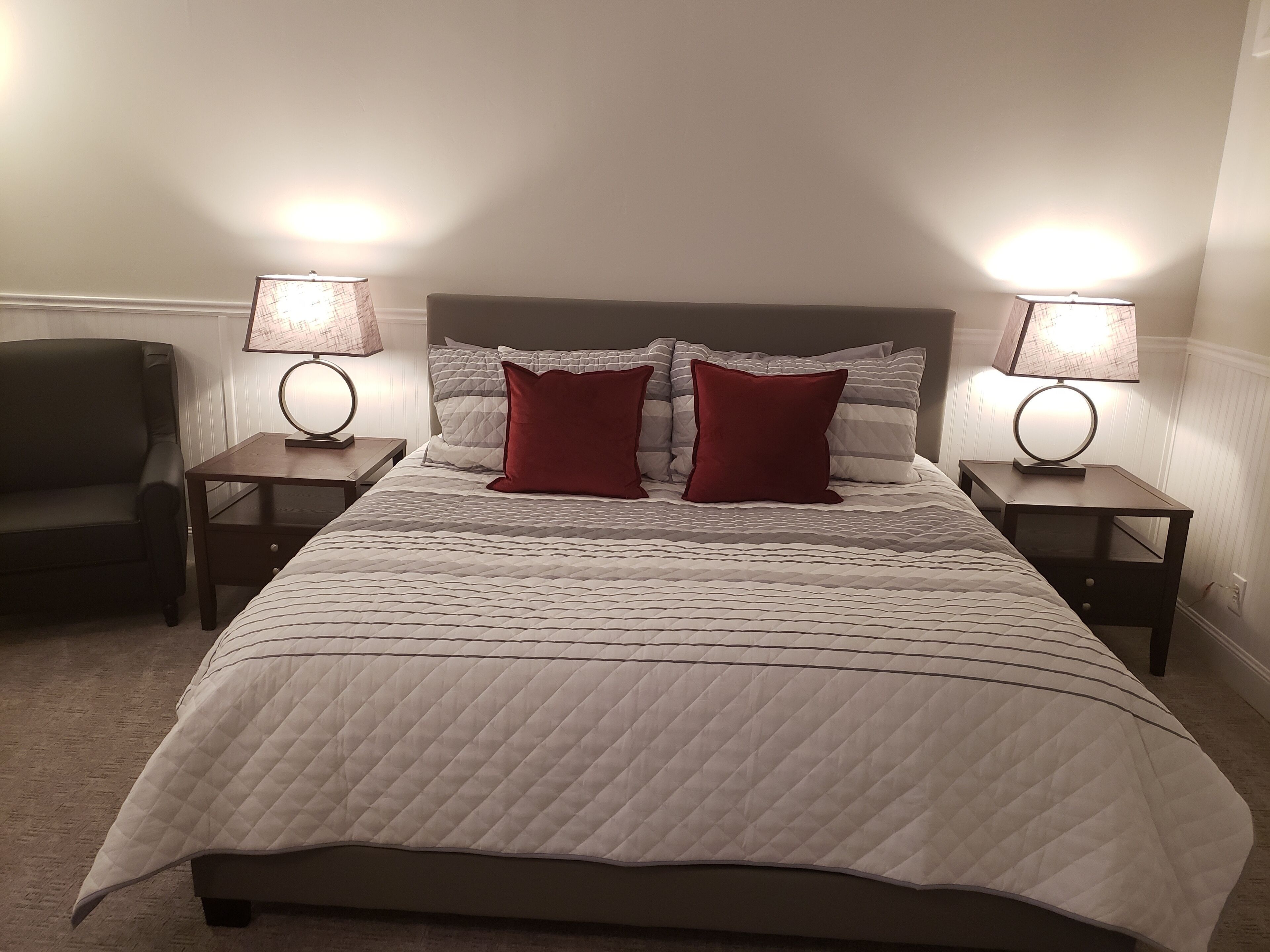 Muebles diferentes, wifi gratis y ropa de cama 