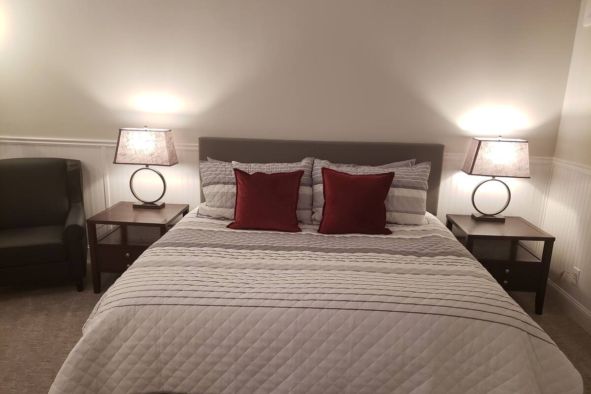Muebles diferentes, wifi gratis y ropa de cama