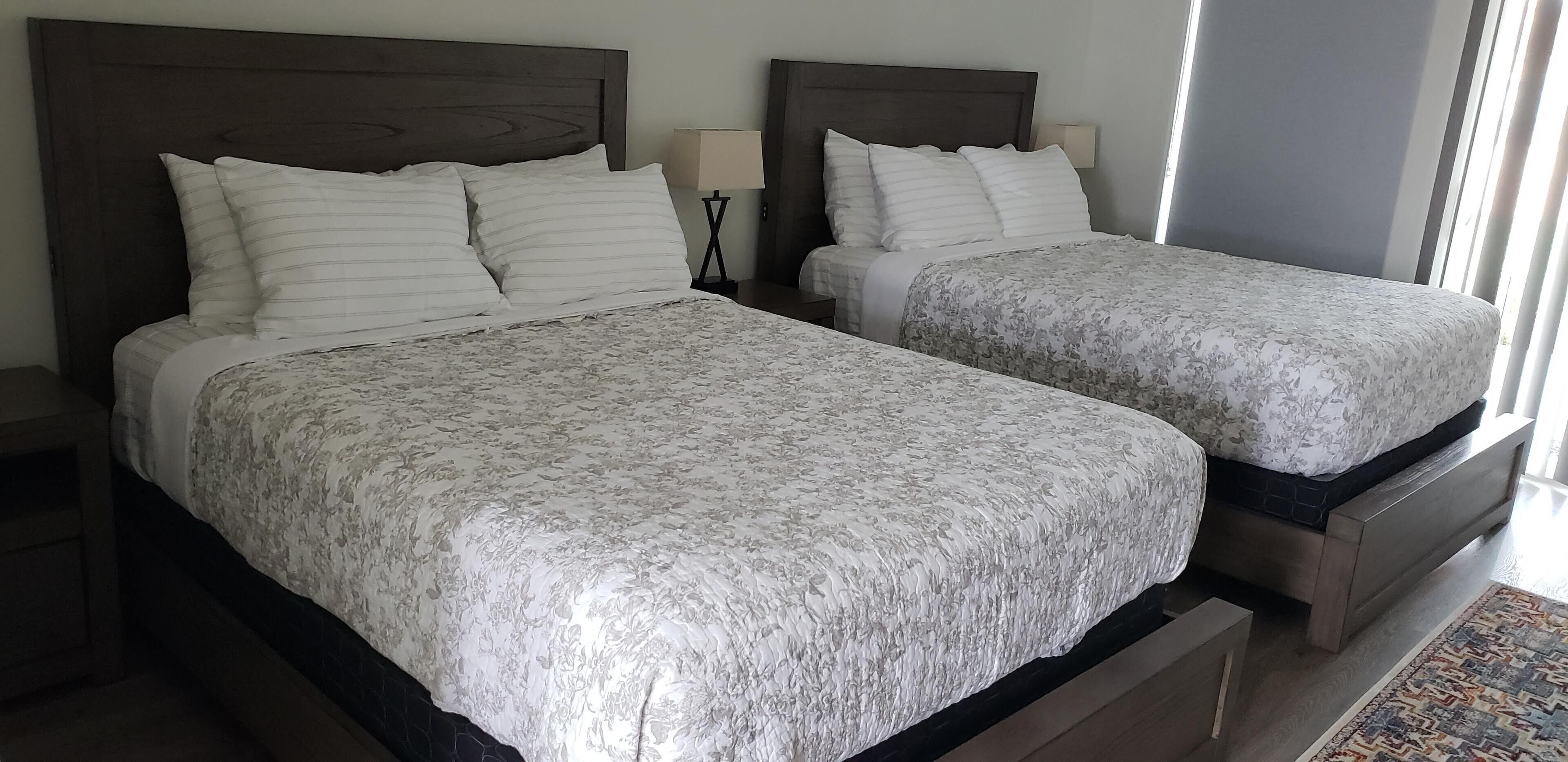 Muebles diferentes, wifi gratis y ropa de cama 