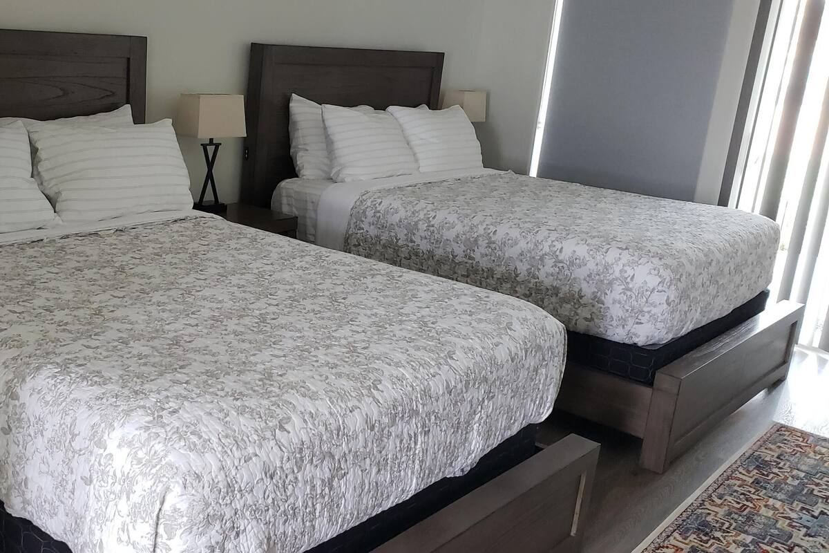 Muebles diferentes, wifi gratis y ropa de cama