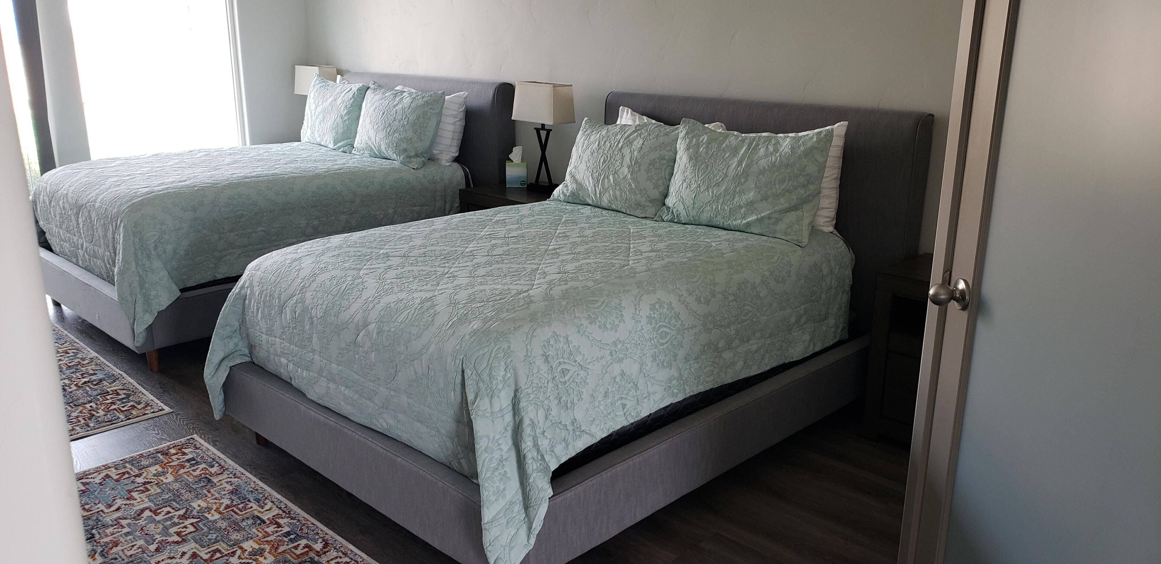 Muebles diferentes, wifi gratis y ropa de cama 