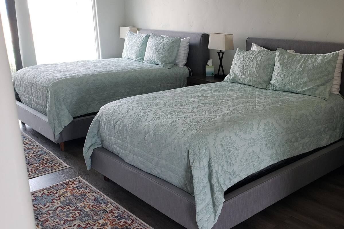 Muebles diferentes, wifi gratis y ropa de cama