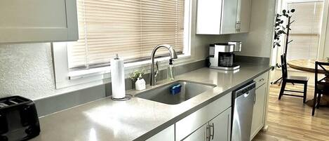 Refrigerador, microondas, horno, placa de cocina